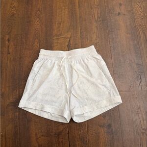Lululemon women’s spring break away shorts 4 way stretch 3” shorts size 2